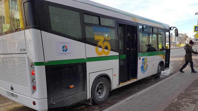«Маленькие и неудобные» — новые автобусы критикуют в Костанае