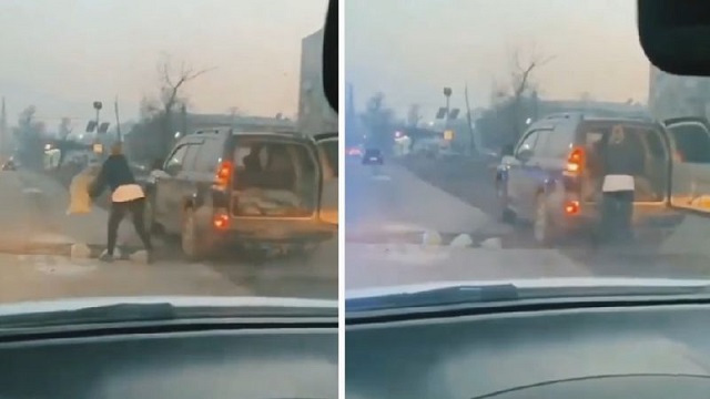 Видео: Автоледи самостоятельно засыпала яму на трассе