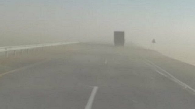 Видео: Из-за сильного ветра перевернулась фура в Казахстане