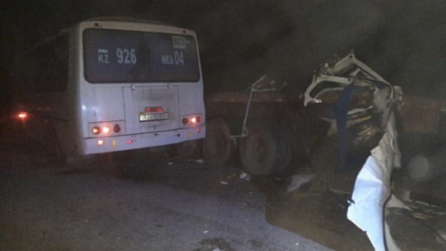 Столкновение автобуса и КамАЗа на трассе: Двое погибших