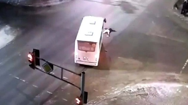 ДТП в Петропавловске: Автобус сбил двух пешеходов