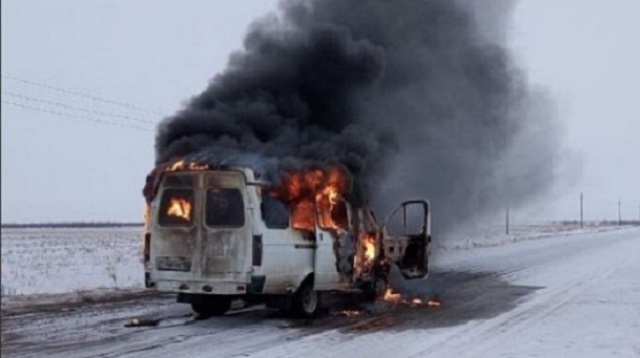Видео: Школьный автобус сгорел на трассе в Павлодарской области