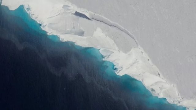 На Леднике Судного дня образовалась гигантская трещина