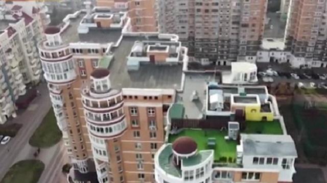 «На крыше дома твоего»: Кто отстроил коттеджи поверх высоток