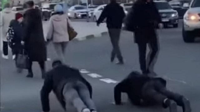 Видео: За отжимания на проезжей части наказаны пранкеры в Актау