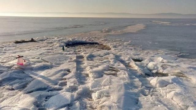 Автомобиль провалился под лёд в Павлодаре