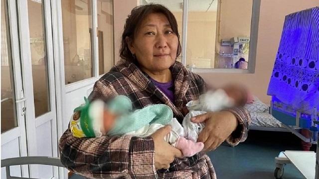 52-летняя жительница Алматы родила близнецов