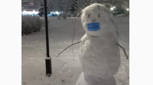 Даже снеговиков одели в маски в Костроме