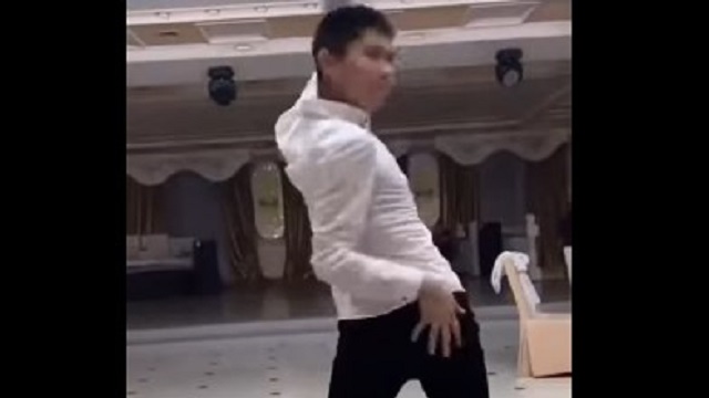 Видео: Пошлый танец официанта возмутил пользователей Казнета
