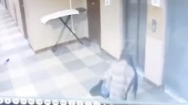 Видео: Нетрезвая казахстанка справила нужду в гостинице у лифта
