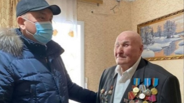 Аким Костанайского района поздравил единственного ветерана ВОВ