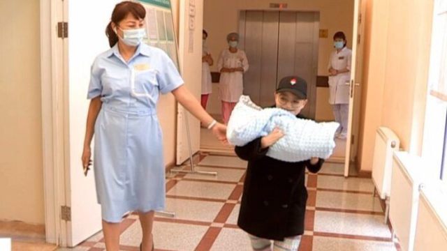 «Хрустальная» женщина без кистей рук стала мамой в Казахстане