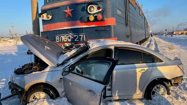 Поезд столкнулся с автомашиной на переезде в Костанайской области