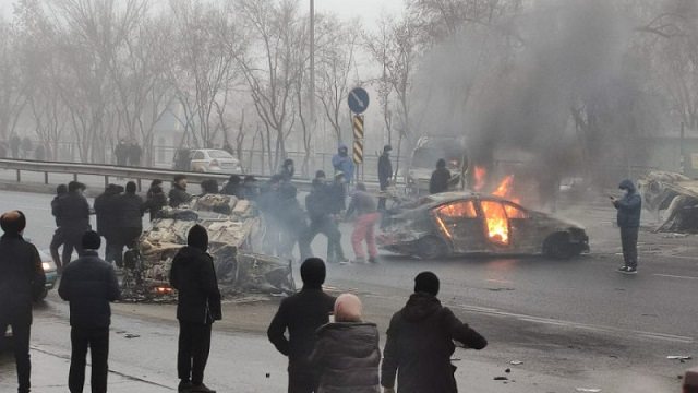 Телеканал показал не публиковавшиеся кадры беспорядков в Алматы