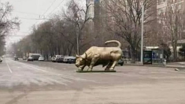Зачем мародёры таскали по улицам Алматы статую быка