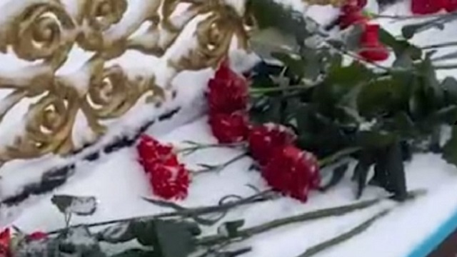 К посольству Казахстана в Москве несут цветы