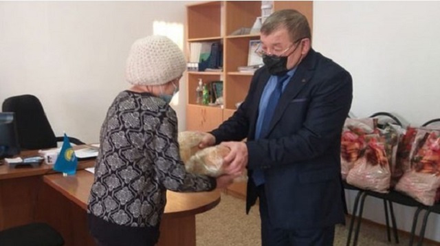 По две булки хлеба получили малоимущие в Павлодарской области