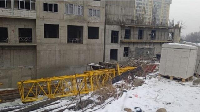 48-летний казахстанец погиб при падении строительного крана