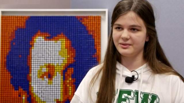 Видео: Школьница создаёт портреты знаменитостей из кубиков Рубика
