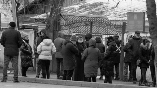 «Очереди в морге»: Алматинцы не хотят верить в смерть родных