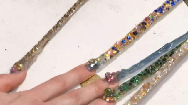 Дама нарастила рекордные 995 сантиметров искусственных ногтей