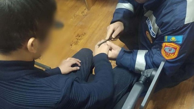 Cпасатели из Атырау сняли кольцо с опухшего пальца подростка