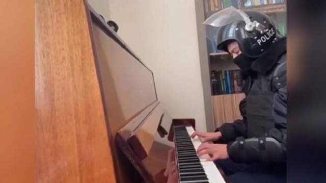 Пианист-полицейский из Казахстана покорил Сеть