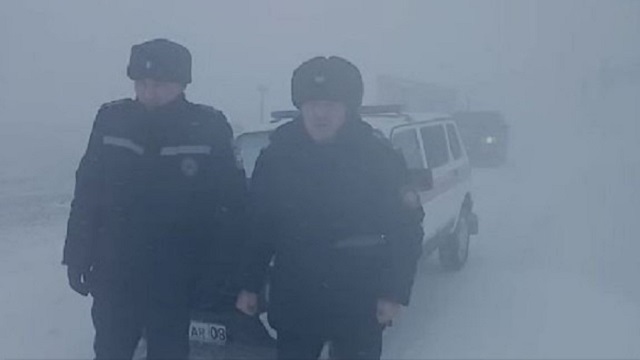 «Сквозь бурю»: Заснеженные полицейские записали видео