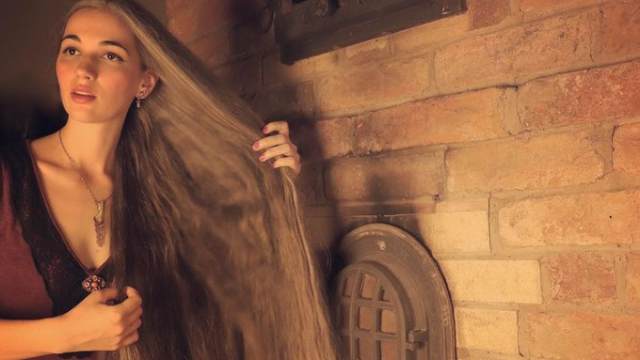 Рапунцель! Женщина отрастила седые волосы до 1,5-метровой длины