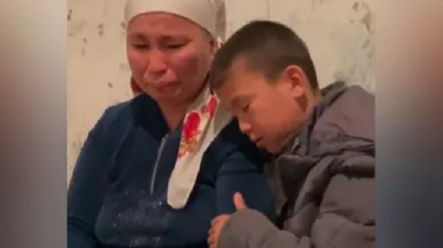 «Нам очень тяжело»: 9-летний казахстанец со слезами просит помощи