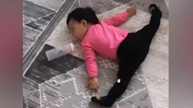 Видео: Спящий на шпагате ребёнок рассмешил Казнет