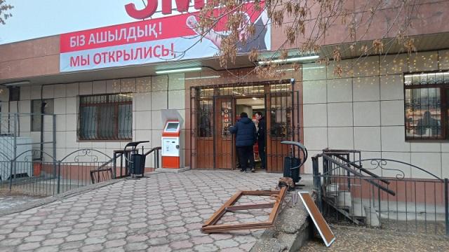 «Идут в отдел алкоголя». На Small совершено нападение в Алматы