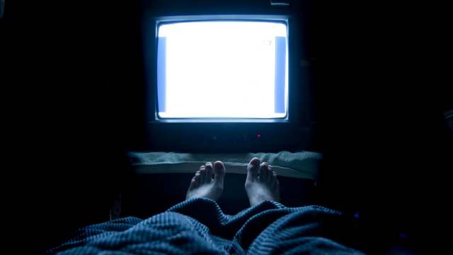 Насколько опасен просмотр телевизора в темноте
