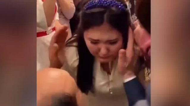 Видео плачущего на коленях отца перед дочерью растрогало Казнет