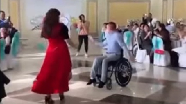 «Вот это дух!»: Танцующий в коляске мужчина восхитил Казнет