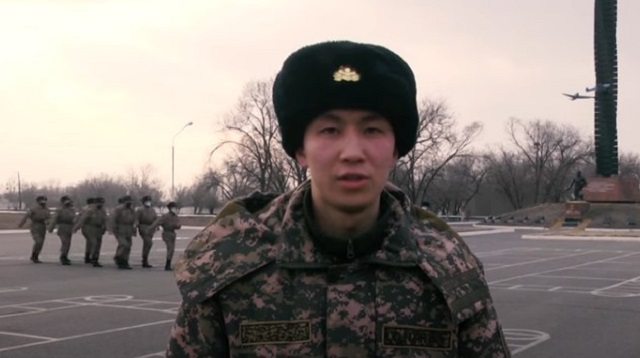 Видео: 20-летний и.о. акима села ушёл служить в армию в СКО