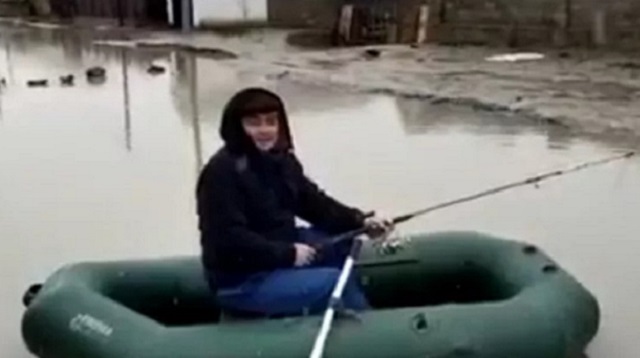 «Как в Венеции»: Сельчане из Казахстана плавают на лодках по селу