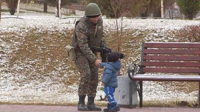 Кто этот военный, пожавший руку малышу во время беспорядков
