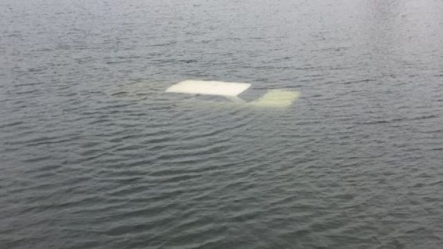 Затопленный автомобиль с мёртвым водителем найден посреди озера