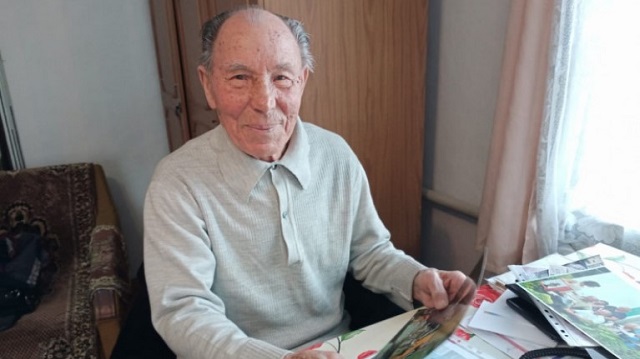 94-летний фрезеровщик продолжает трудиться на заводе в ВКО