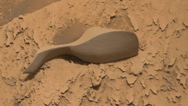 «Чей туфля?» Марсоход обнаружил на Марсе странный камень