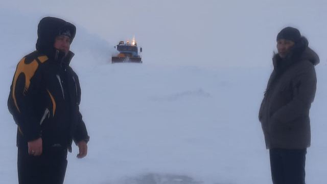 Тысячи машин застряли в снегу на трассах Казахстана