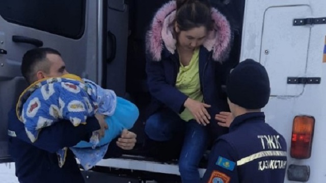 «Виноваты заносы»: Спасатели доставили беременную в больницу