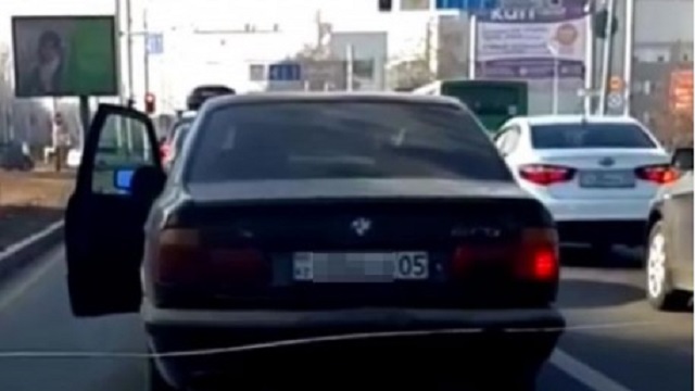 «Не плюй за рулём!»: Водитель BMW наказан в Алматы