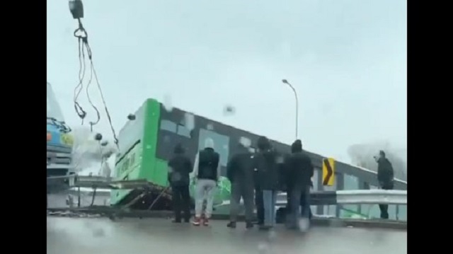 Видео: Автобус с пассажирами слетел с моста в Алматы