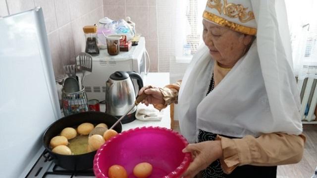 «Бауырсақ-апа»: 74-летняя семейчанка готовит баурсаки по-разному