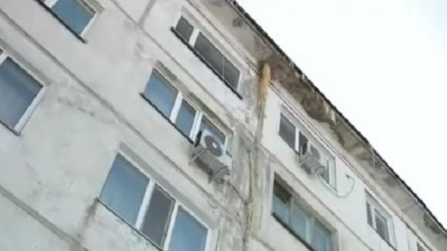 Люди боятся! Дом треснул надвое в областном центре Казахстана