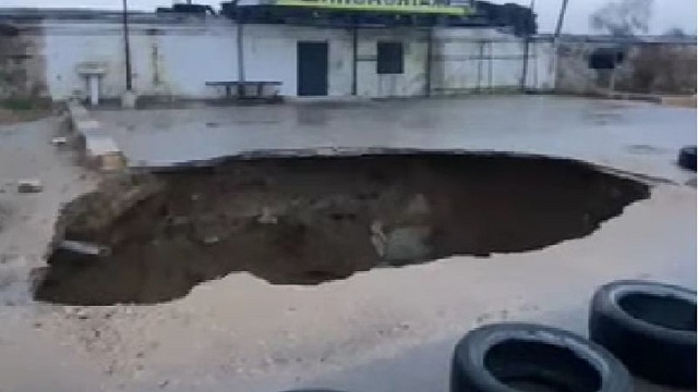 Огромная дыра: В Актау после дождя провалился асфальт