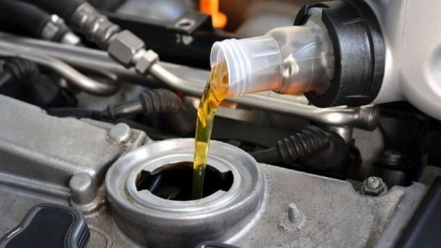 Можно ли ради экономии частично менять масло в двигателе