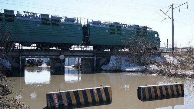 «Виноват паводок»: Проезд через мост ПЧСТР перекрыт в Костанае